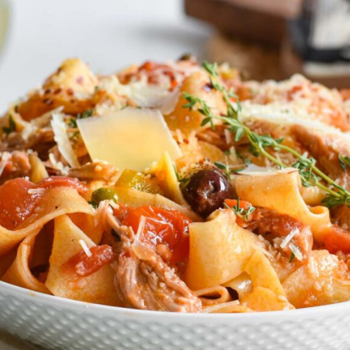 Pulled pork spaghetti with thick noodles